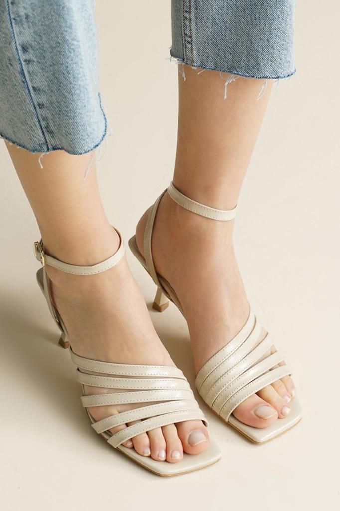 Женские модные босоножки на каблуке на лето