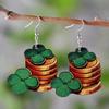 Улица. Деревянные серьги с подвеской в виде зеленого котенка и клевера ко Дню Святого Патрика