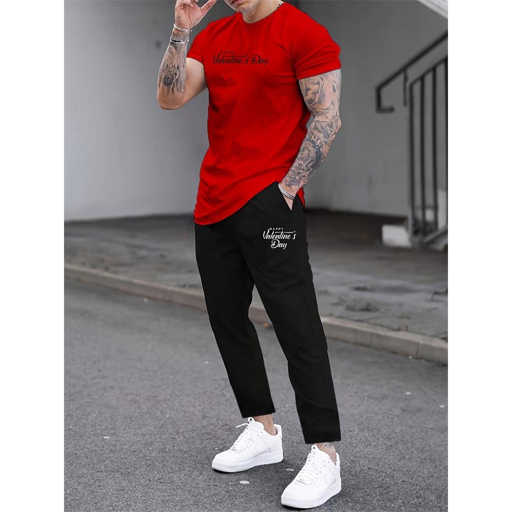 Мужской комплект из 2 предметов: брюки-джоггеры regular fit и футболка с коротким рукавом с принтом в виде букв. Уличный повседневный модный комплект для активного отдыха.