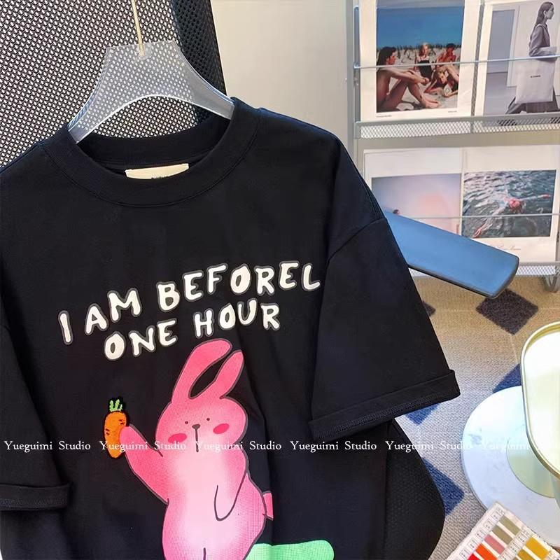 Летняя женская футболка свободного покроя с круглым вырезом и коротким рукавом с принтом кролика черного цвета