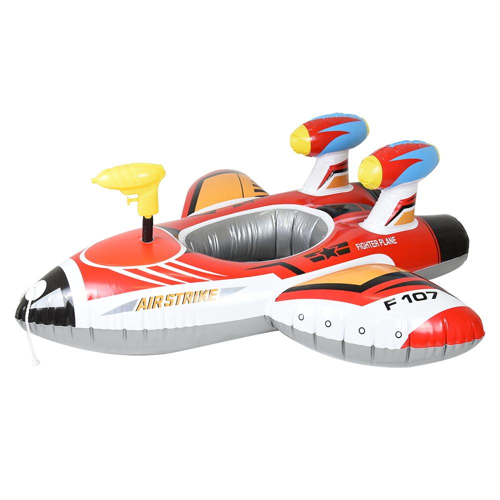 Надувной мультяшный самолет, надувные плавательные круги. Шезлонг в летних забавных надувных кругах для плавания.