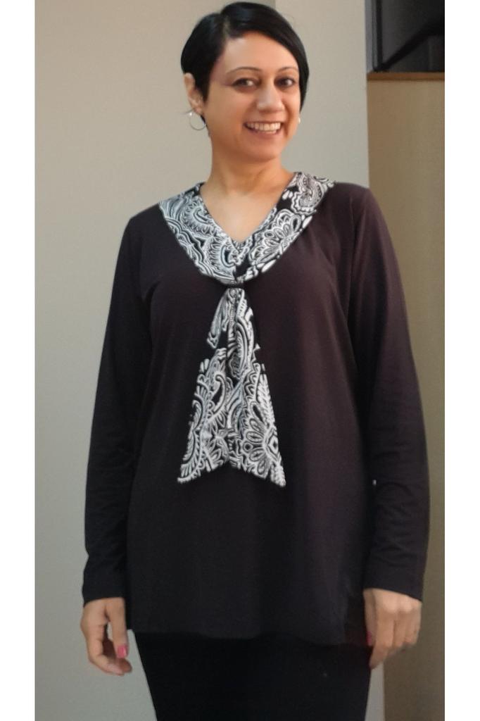 Женская стильная футболка большого размера, черная футболка из вискозы из чесаного хлопка с воротником-шарфом и черно-белыми цветовыми блоками