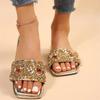 Мода 2024 Новый летний стиль Модные удобные и повседневные шлепанцы на плоской подошве со стразами с квадратным носком износостойкие для женщин