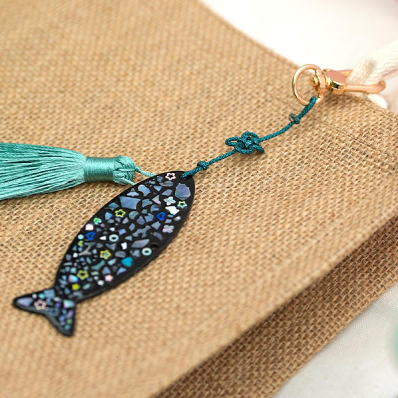 Рыбка-брелок, сплетенная традиционными узлами с перламутром - набор на 1 человека