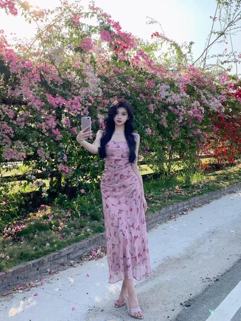 Летнее платье-комбинация из французского розового шифона с цветочным принтом, облегающего кроя, 2025