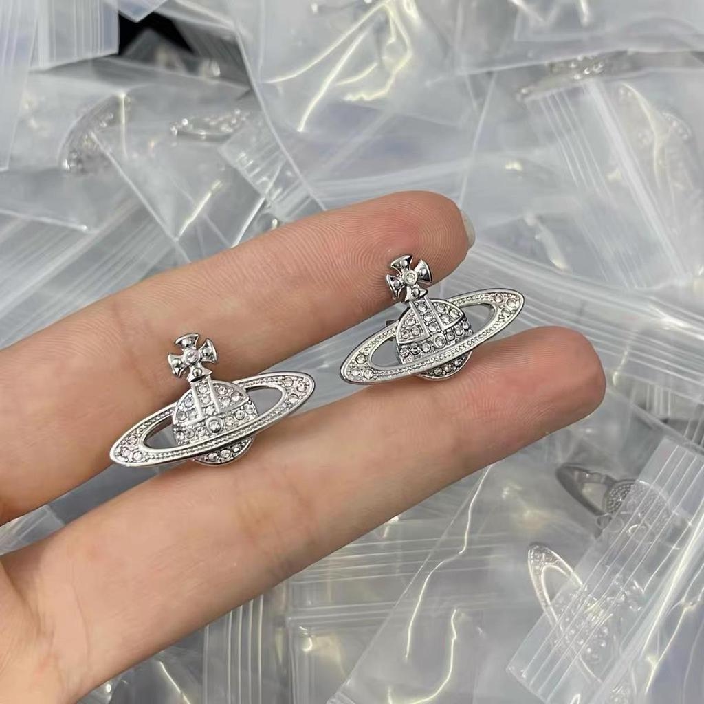 Классические серьги-гвоздики «Сатурн»: Дизайн планеты с полным бриллиантовым покрытием в стиле Westwood