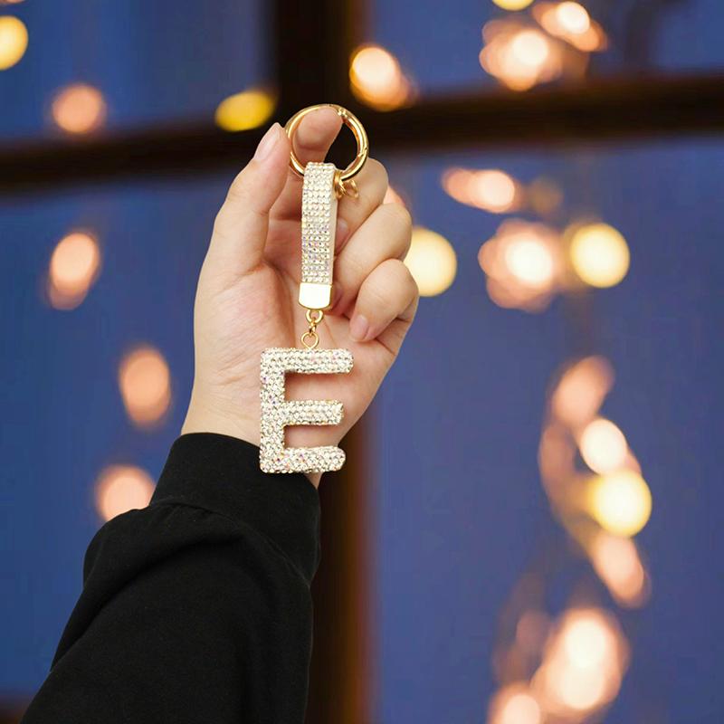 1 шт. Брелоки Идеальный подарок Дизайн с буквой Блестящий брелок Аксессуар Дизайн с полными стразами Подвеска на удачу 26 букв алфавита