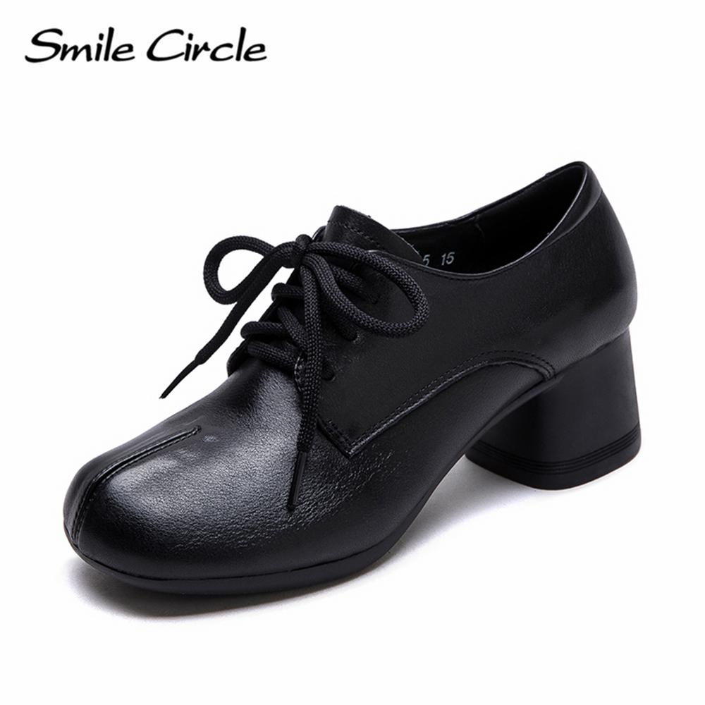 Женская обувь из натуральной кожи со шнуровкой и круглым носком на высоком каблуке. Удобная модная повседневная обувь.