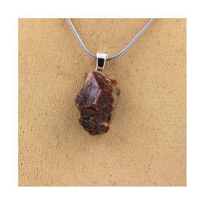 Pierres et Minéraux. Collier Grenat Catalan Grossulaire-Andradite brut. 30.50 ct. Pyrénées-Orientales, France.