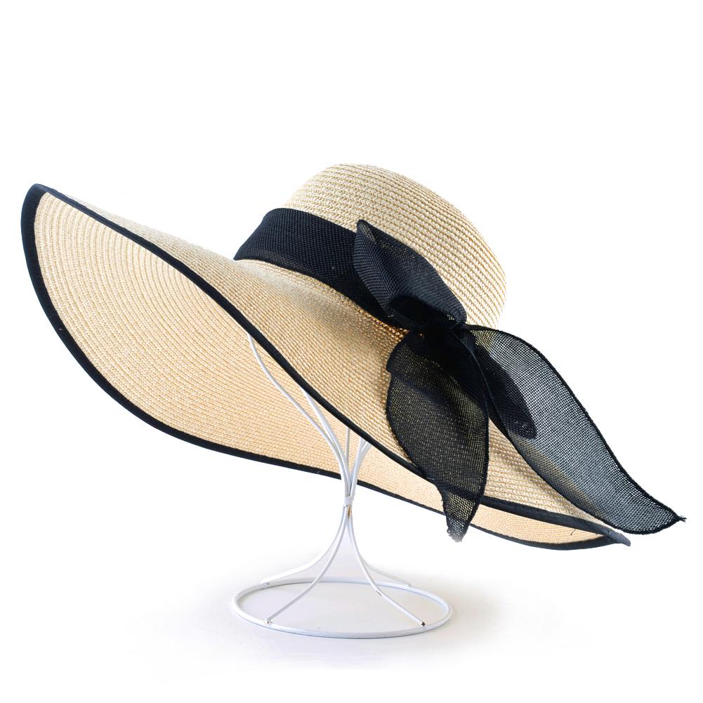 Соломенная шляпка для пляжного сезона