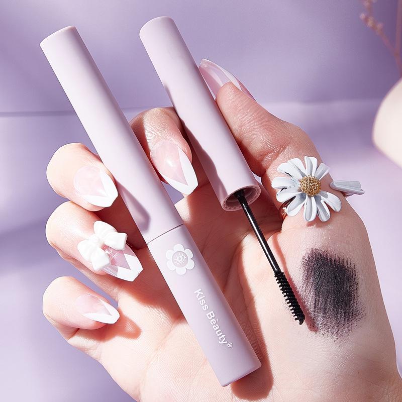 Тушь KissBeauty для ресниц с тонкой изогнутой щеточкой, водостойкая и устойчивая к поту, маленькая головка щеточки, ресницы не склеиваются и не легко размазываются.