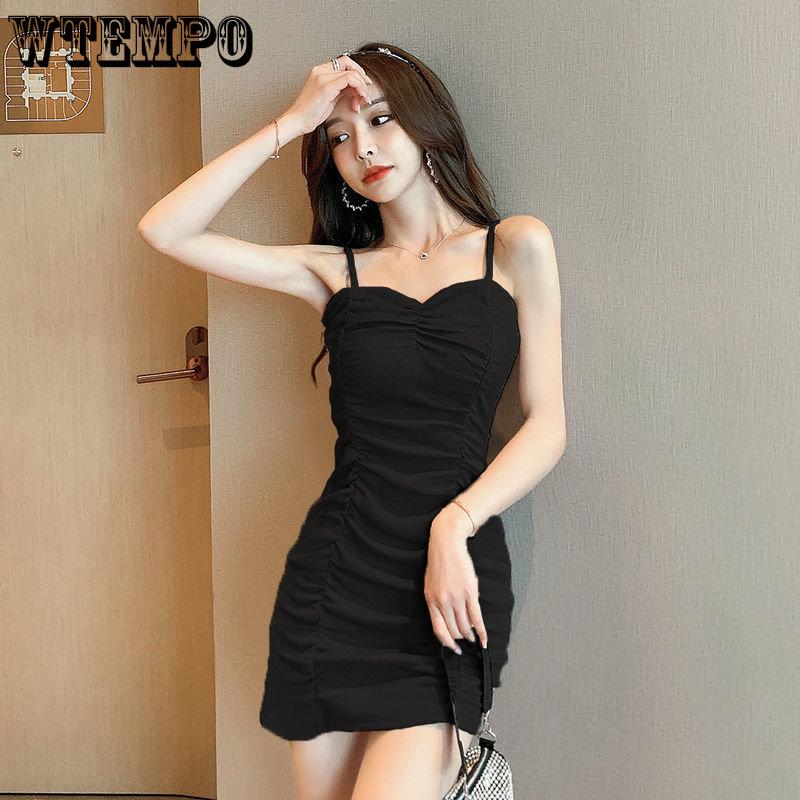 Небольшое количество женских плиссированных платьев с характерным дизайном: облегающая юбка на подтяжках с тонкими ягодицами и нижняя юбка на подтяжках.