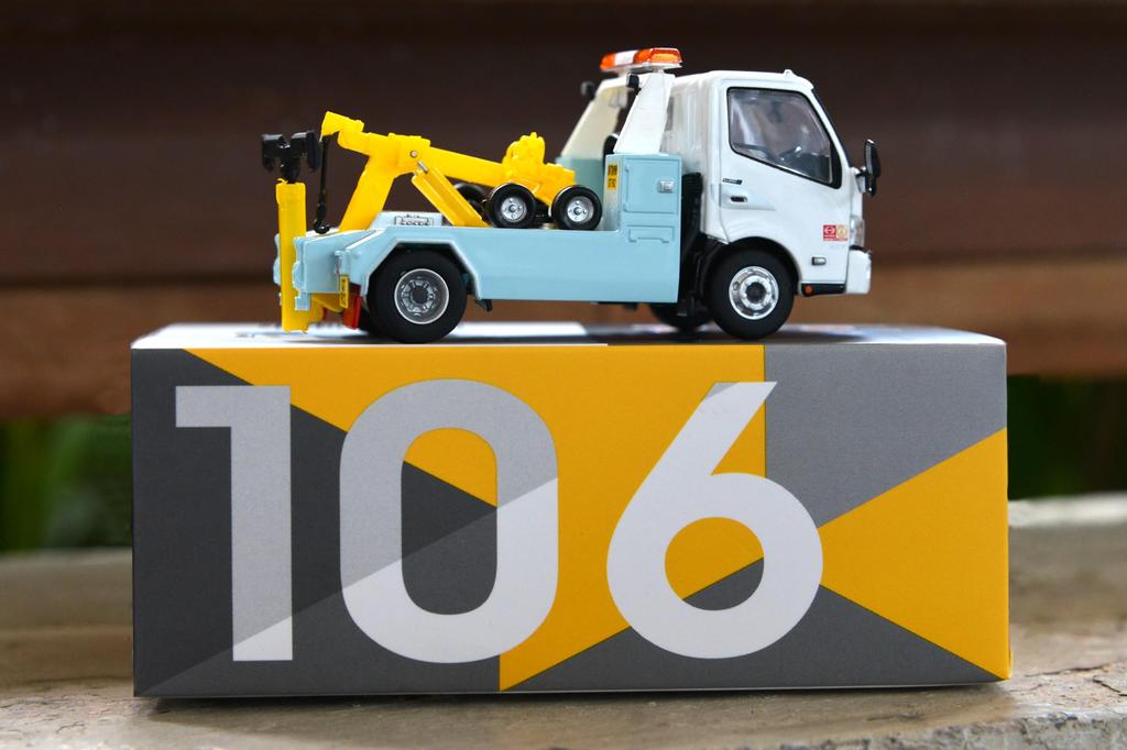 Модель эвакуатора Hino 300 в масштабе Tiny City 1/64