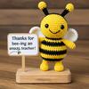 Вязаная крючком пчела учителю подарок благодарности украшение ручной работы пчела с табличкой кукла пчела вязаная крючком подарок учителю на день рождения день учителя