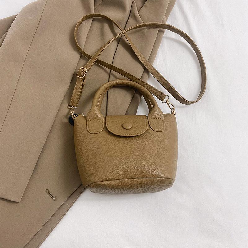 Модная повседневная портативная маленькая сумка женская 2025 лето новая повседневная нишевая простая сумка-мессенджер простая сумка на плечо