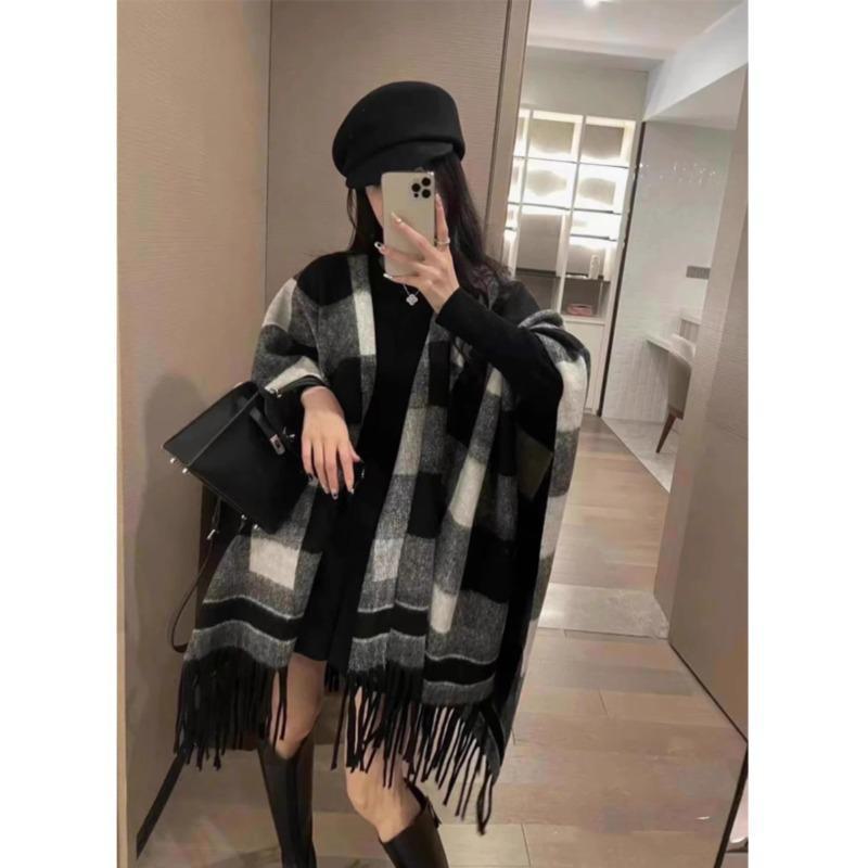 Women's Retro Ink Painting Tassel Cape Shawl - Double-Sided, Loose-Fit Autumn Outerwear.