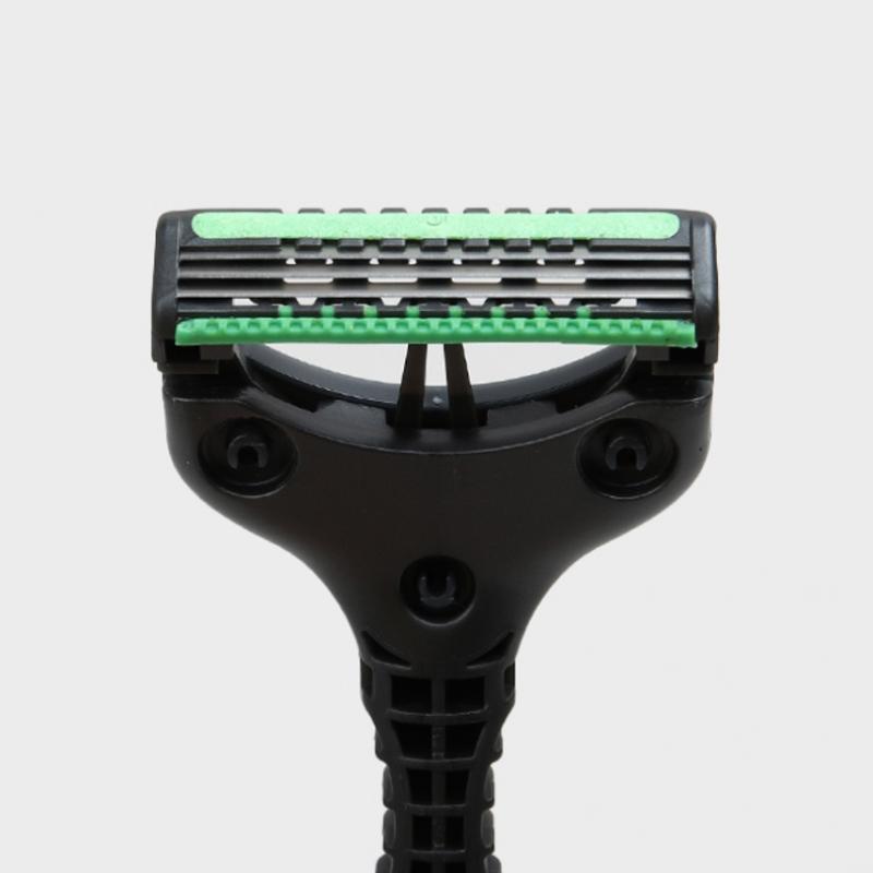 Daiso Chic Extreme Triple Blade Shaver  Pack Of 1