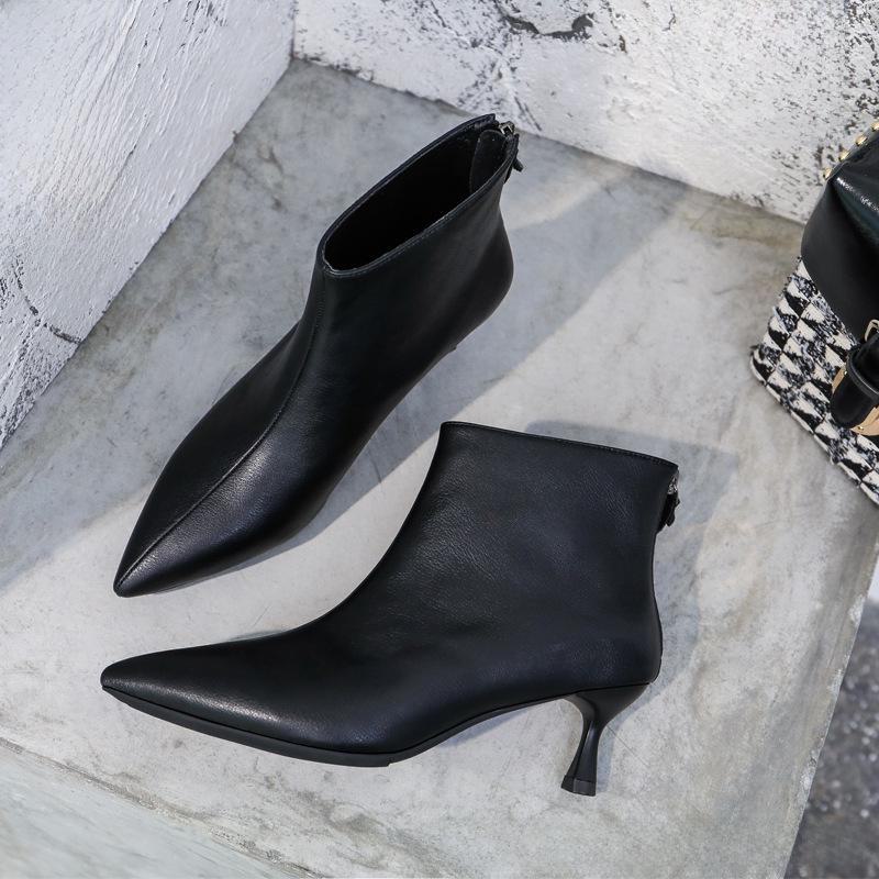 Черные женские кожаные полусапожки на высоком каблуке-шпильке с бархатной подкладкой и молнией сзади