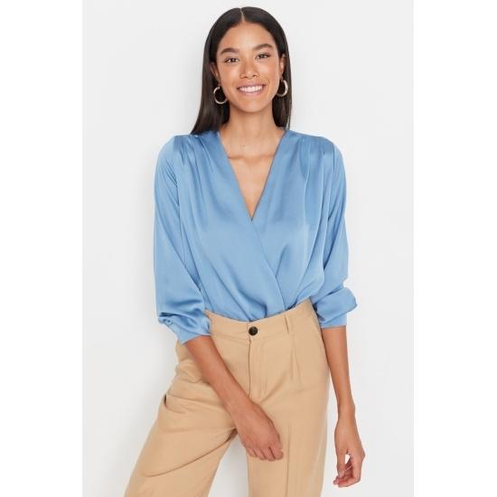 Блузки и рубашки Элегантная атласная блузка в складку с двубортным вырезом на плечах