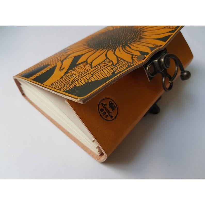 Ежедневник/Блокнот/Дневник/Альбом для эскизов/Личный дневник/Подарок/Дневник ручной работы в кожаном переплете с тиснением подсолнуха