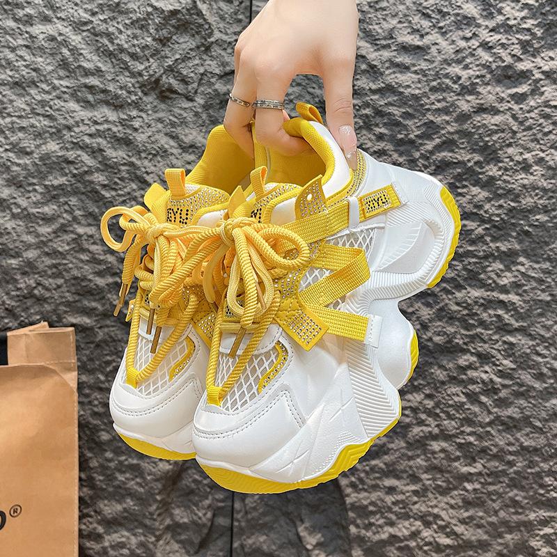 Small man wears platform dad shoes, women's new laces, fashionable and comfortable casual shoes, trendy sports shoes