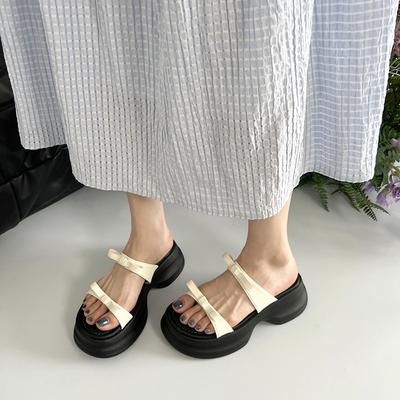 Однотонные тапочки с серебристым бантом на толстой подошве для женщин, летняя одежда 2025 года, новые сандалии с мягкой нескользящей подошвой и юбкой