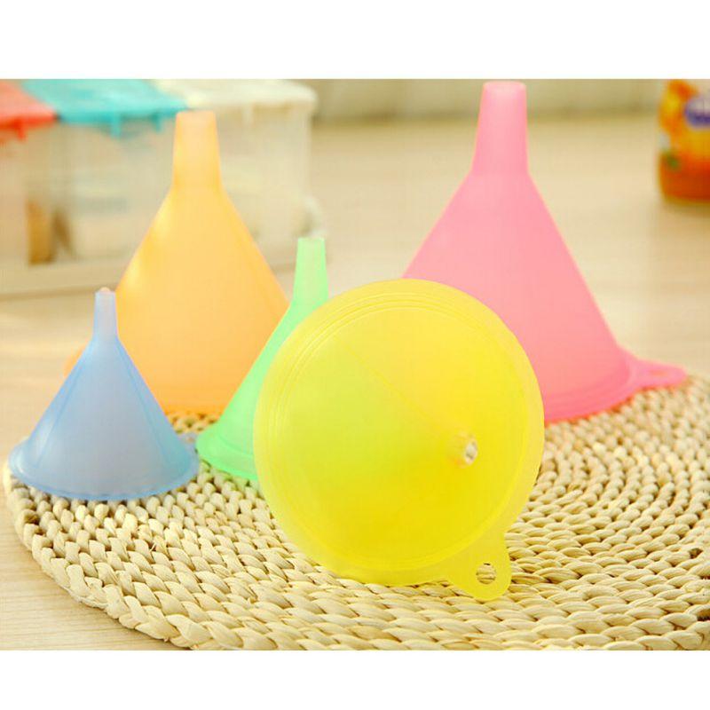 Набор из 5 разноцветных штабелируемых пластиковых воронок для универсального использования
