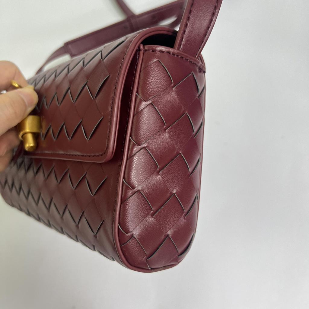 2024 Высококачественная плетеная сумка через плечо с золотым замком