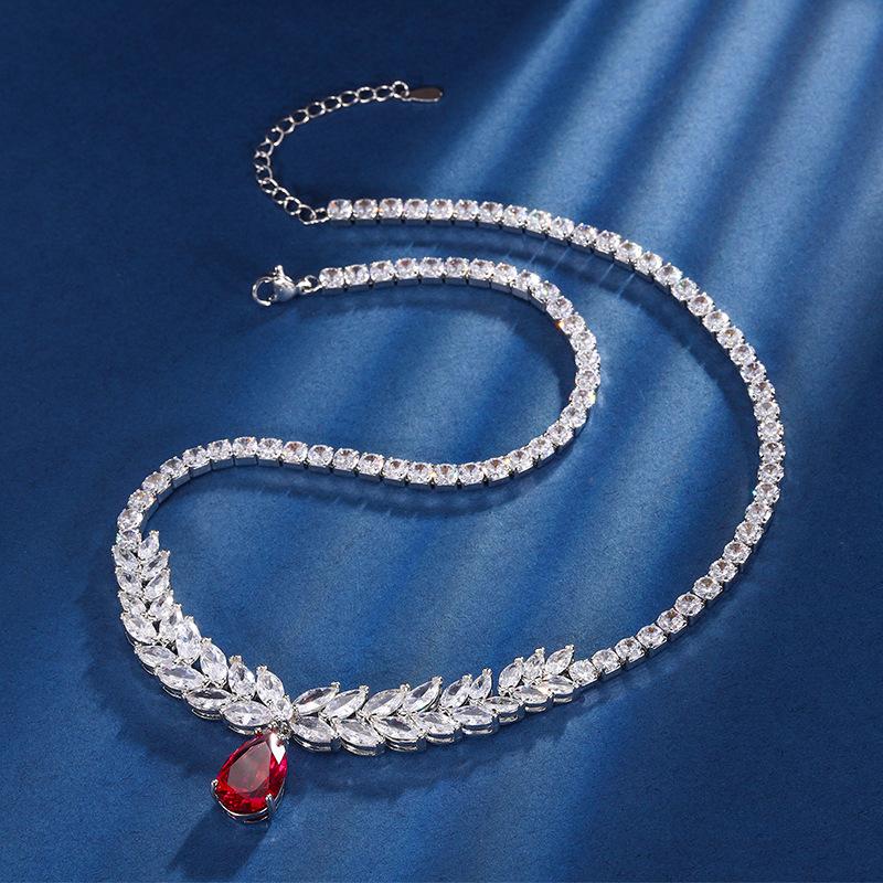 Ювелирные изделия Позолоченная медь Настоящее золото Имитация красного корунда Универсальная цепочка Премиальное банкетное колье Женское 10 * 16