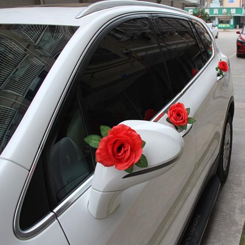 Элегантное украшение автомобиля в бело-зеленых тонах с цветочным рисунком и тюлем для свадеб и торжественных мероприятий.