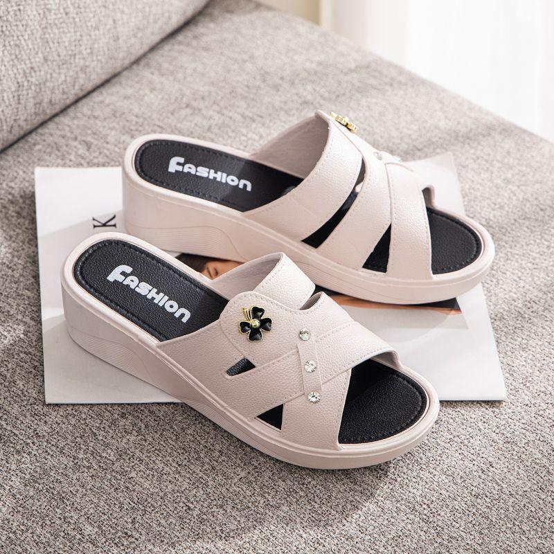 Тапочки «клевер» для мам среднего возраста, быстросохнущие нишевые босоножки на наклонном каблуке, высококачественные сандалии с толстой подошвой