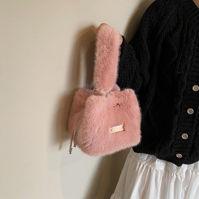 Плюшевая сумка женская 2025 новая осень и зима нишевая легкая роскошь высокий класс ручная сумка плечевая кроссбоди сумка-ведро