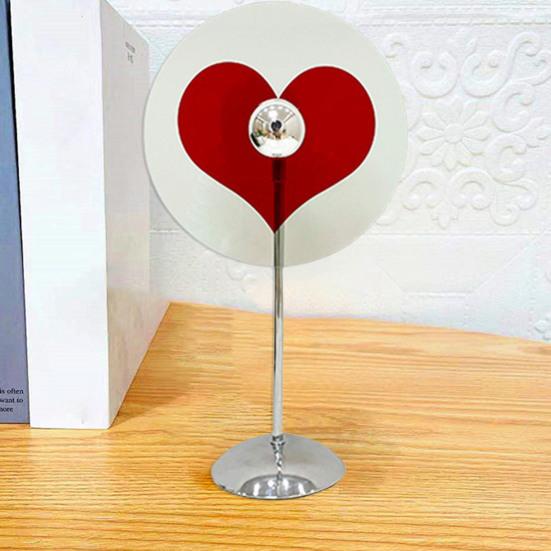 Уникальная настольная лампа. Проста в использовании. Многоразовая. Привлекает внимание.