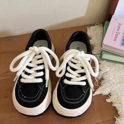 Нишевые платформенные парусиновые туфли женские 2025 весна новая студенческая универсальная шикарная маленькая белая обувь повседневная спортивная обувь для скейтборда