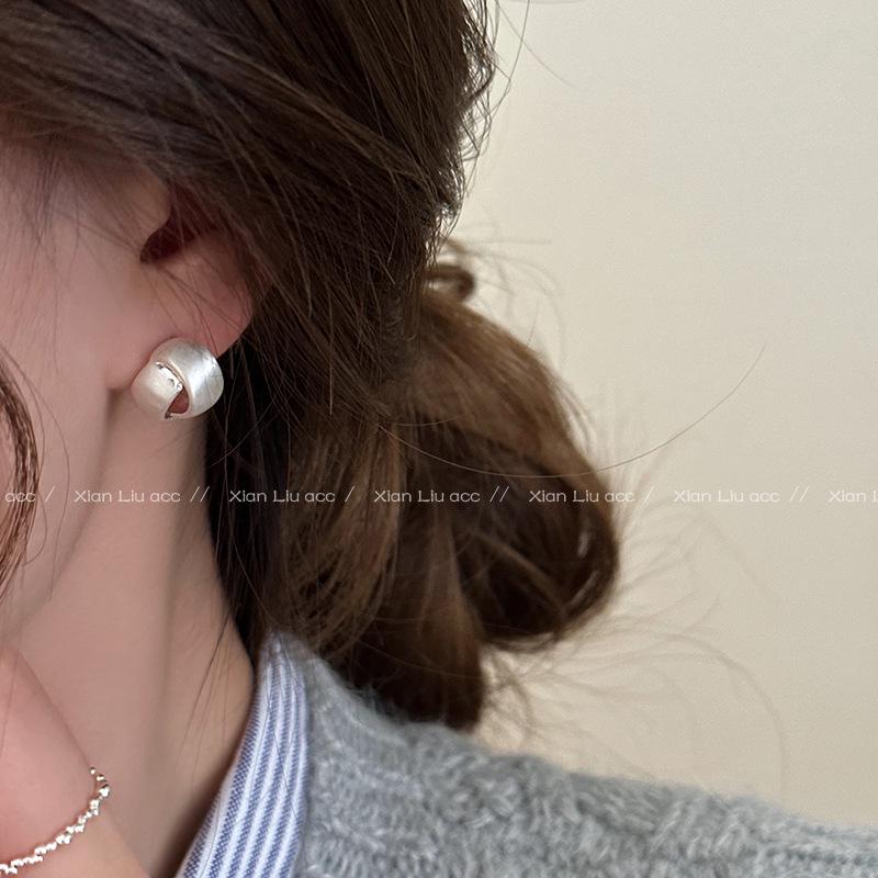 Винтажные серьги-пусеты серебристого цвета с матовой отделкой, стиль 2025: Уникальный дизайн класса люкс для женщин