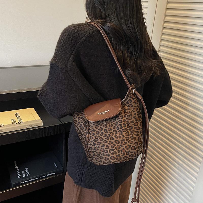 Korean Version of Retro Leopard Print Bucket Bag Women's 2025 New Fashion Versatile Niche Trend Women's Shoulder Messenger Bag