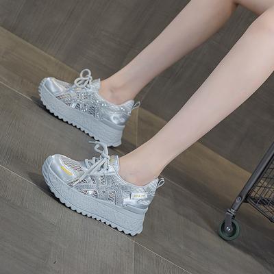 Маленькие белые туфли на толстой подошве женские 2025 лето легкая роскошь взрыв мелкий вырез дышащие спортивные увеличивающие рост повседневные папины кроссовки