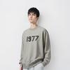 Fear of God Essentials 1977 Серия SS22 Свитшот с круглым вырезом и цифровой печатью логотипа Флисовый свитшот Унисекс Топы Темно-овсяный FOG-SS22-389
