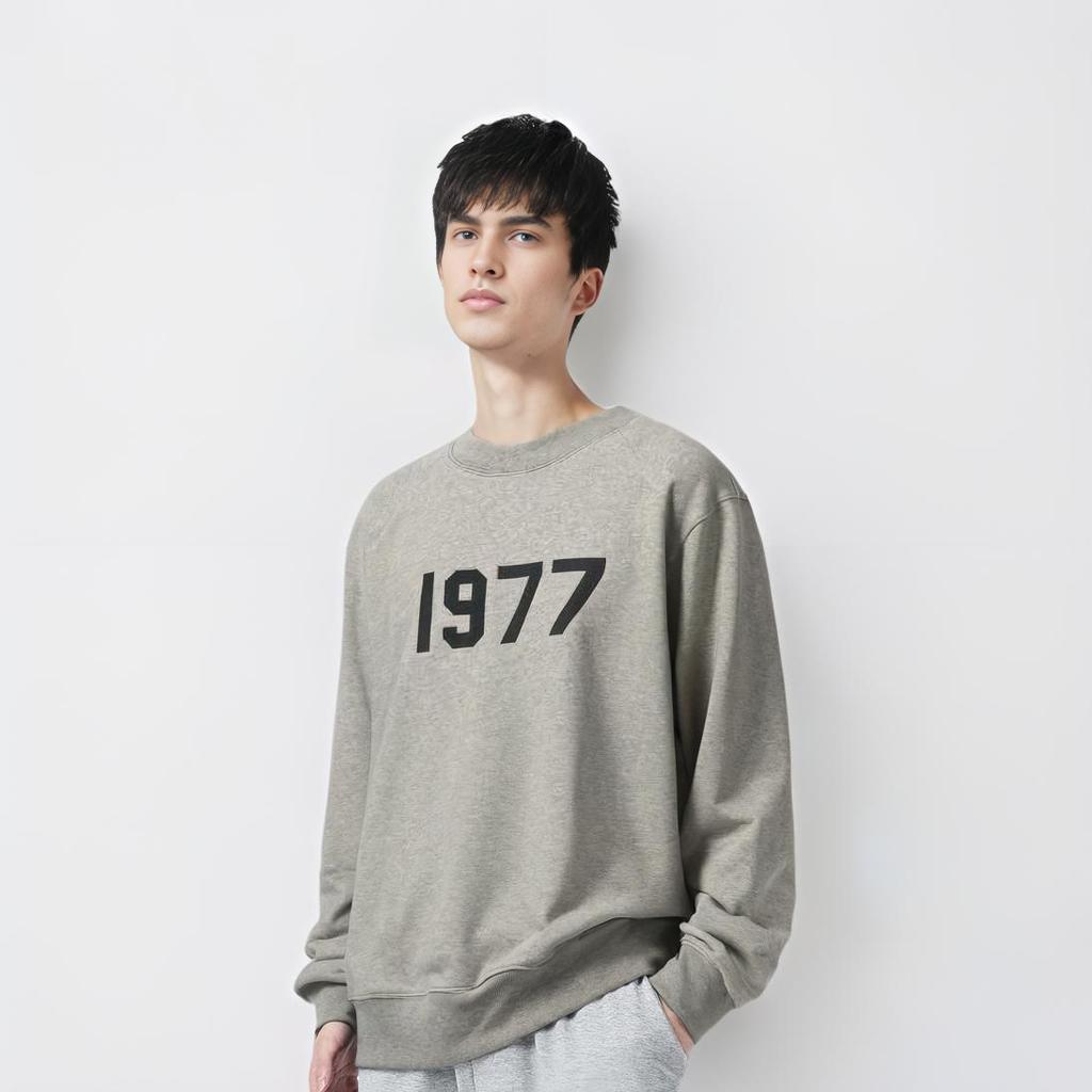 Fear of God Essentials 1977 Серия SS22 Свитшот с круглым вырезом и цифровой печатью логотипа Флисовый свитшот Унисекс Топы Темно-овсяный FOG-SS22-389