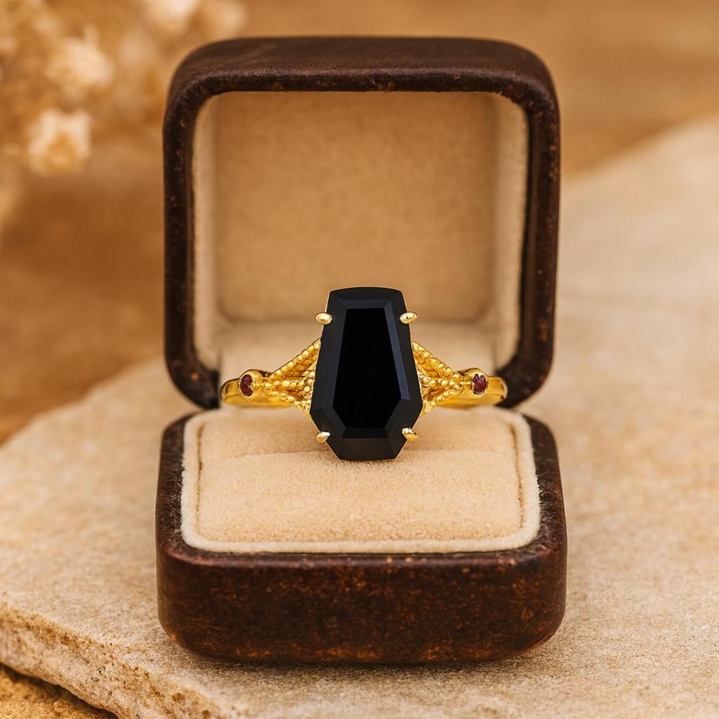 Кольцо с ониксом огранки «гроб» и рубиновыми боковыми камнями – Готическое винтажное помолвочное кольцо-обещание из позолоченного серебра 925 пробы