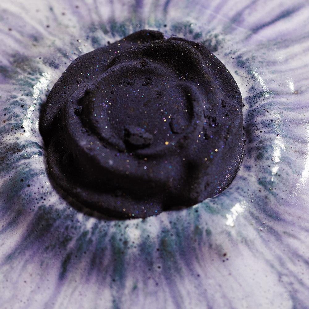 Lush Черная роза Бомбочка для ванны 190 г