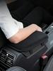 Накладка на подлокотник автомобиля - Утолщенный бархатный коврик на центральную консоль, Мягкий и плюшевый, Обеспечивает комфортную поддержку при вождении, Универсальный размер