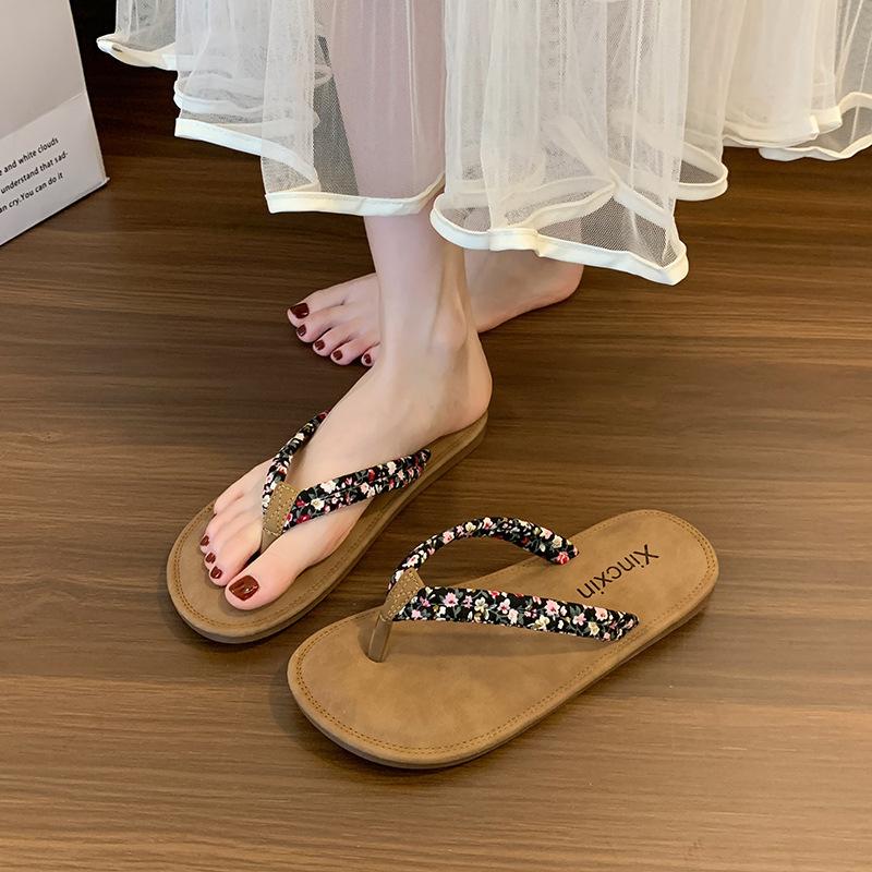 Шлепанцы женские модные для улицы на плоской подошве летние нескользящие универсальные тапочки для ног приморская пляжная обувь женские сланцы