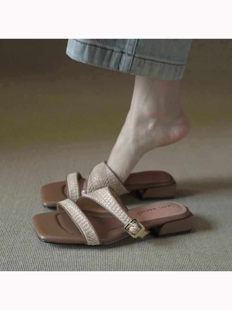 Необычный дизайн, плетеные из соломы прохладные тапочки для женщин, новый праздничный стиль 2025, квадратный носок, средний каблук и шлепанцы на перемычке в иностранном стиле