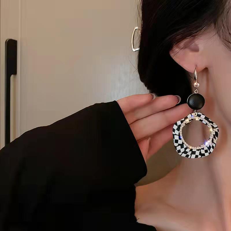 Длинные черные круглые серьги-подвески в корейском стиле с серебряной застежкой - Стройнящий модный аксессуар для женщин