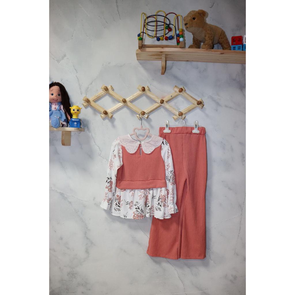 Стильный комплект для девочек - блузка с цветочным узором и современные брюки