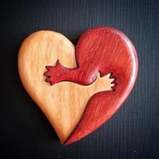 Wooden Heart Ornament Handmade Hugging Love Hearts Romantic Heart Ornament Couple Keepsake Gift for Wedding Anniversary Valentine's Day