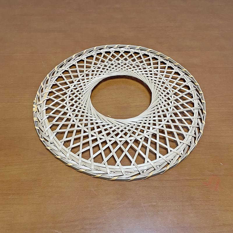 Коническая шляпа, сплетенная вручную из бамбука: Настенное искусство и аксессуар для танца в стиле древнего уся