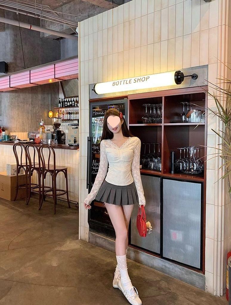 Solid Color Slim Fit V-Neck Lace Undershirt for Spring and Summer