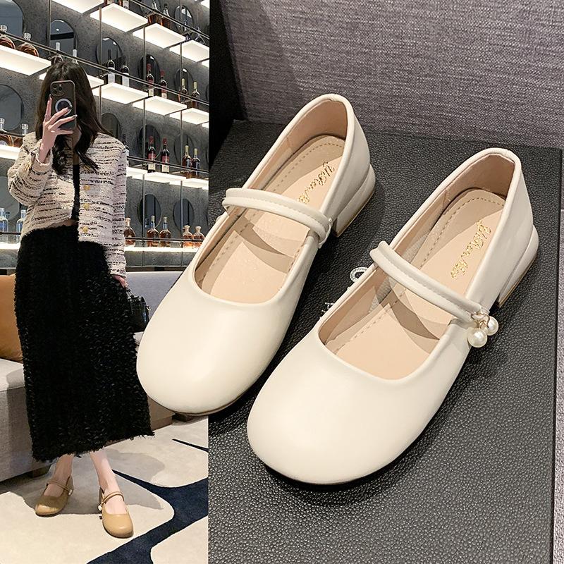 Французские ножки показывают маленькие туфли-лодочки, женские туфли на низком каблуке, весенние новые туфли с мелким вырезом и юбкой, маленькие кожаные туфли женские